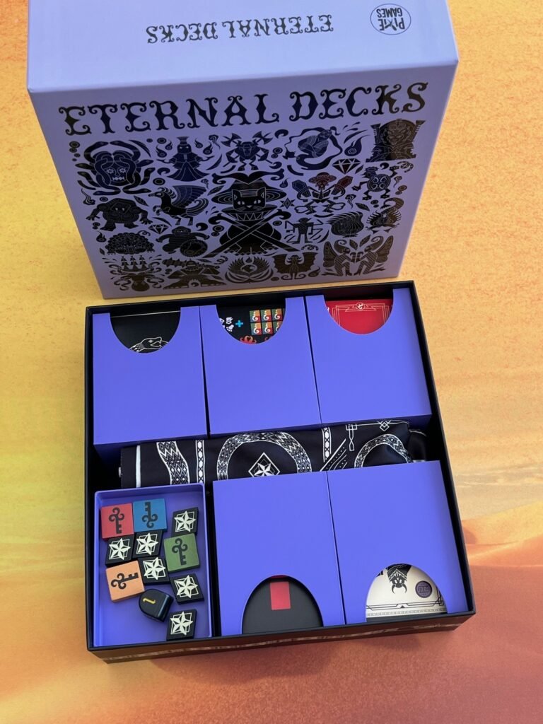 Boîte du jeu Eternal Decks organisée avec un insert 3D violet