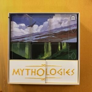 Boîte du jeu Mythologies présentée fermée sur une table en bois