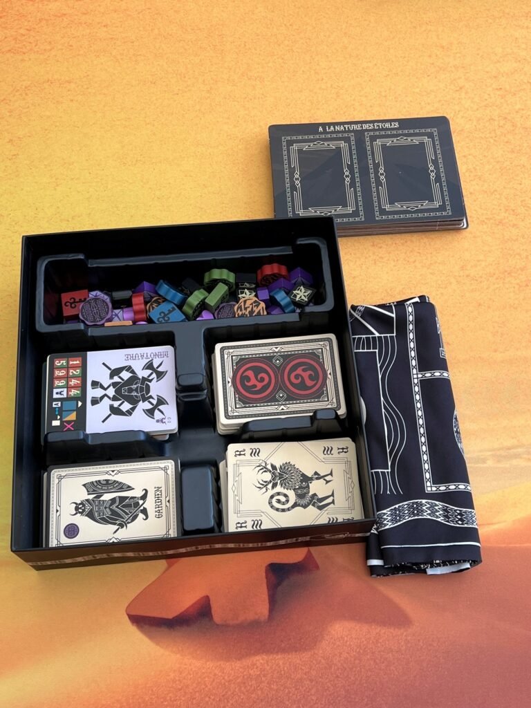 Boîte du jeu Eternal Decks sans insert, avec les cartes et les jetons non organisés